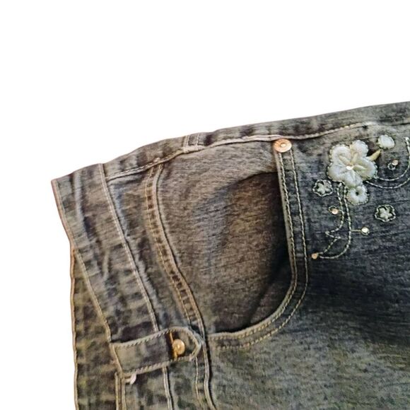Cosmopolitan Gray Cropped Jeans - Picture 3 of 13
